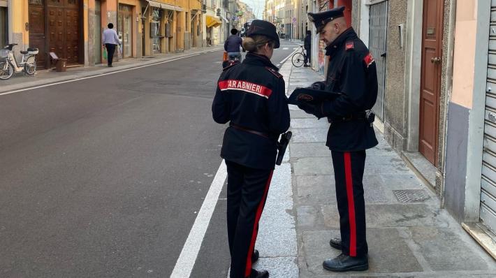 Sfonda la finestra di un bar dell'Oltretorrente e si porta via i soldi dalla cassa: denunciato 30enne straniero