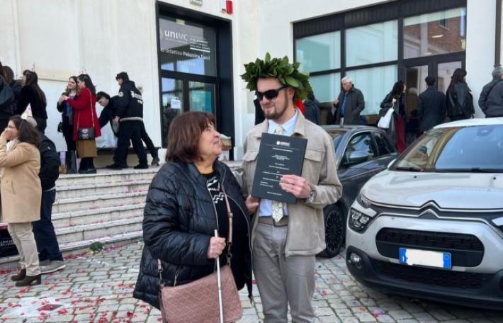 Nicholas, ragazzo non vedente, si laurea e sogna di lavorare per l'accessibilit&agrave;