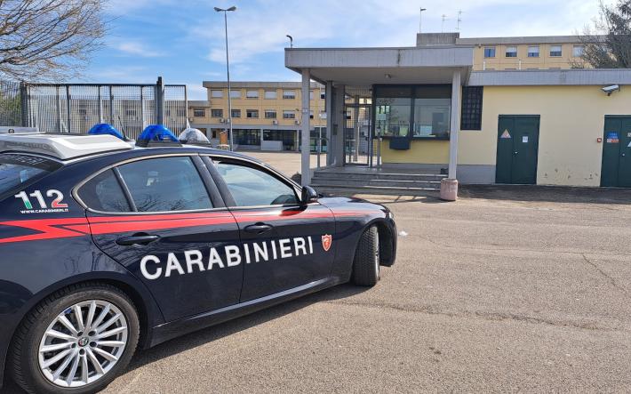 Aggressione a moglie e figlia, e trovato e con fucile rubato: arrestato dai carabinieri