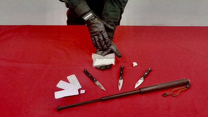 L&rsquo;intervento dei carabinieri per una lite in strada che coinvolgeva tre persone finisce con l&rsquo;arresto di un 40enne straniero. Nell&rsquo;auto dell&rsquo;uomo sono state rinvenute e sequestrate armi da taglio, coc