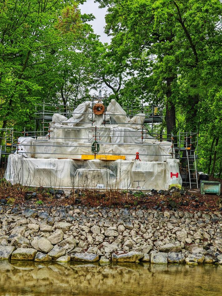 Trianon di nuovo "impacchettato"