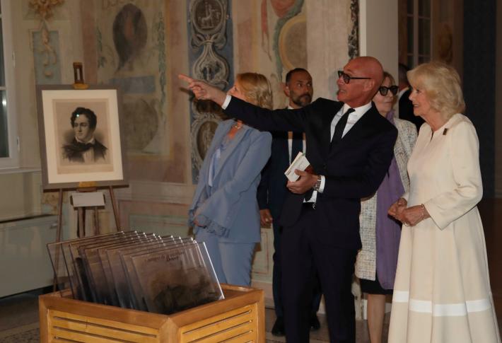 Il prof Saglia guida per la regina Camilla: &laquo;Una persona curiosa e piena di domande&raquo;