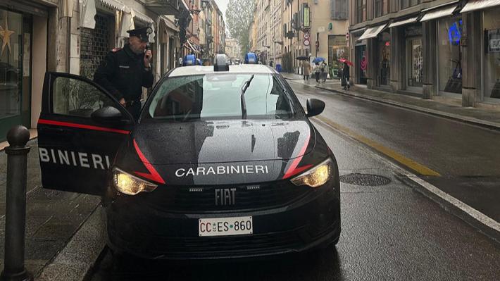 Alzano una grata del marciapiede e si intrufolano in un bar del centro; arraffano 300 euro dal registratore di cassa. Denunciati 31enne e 32enne stranieri