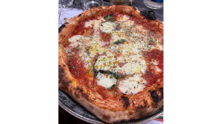 Anima Verace: un omaggio a Napoli tra pizze veraci, cuoppi e panuozzi