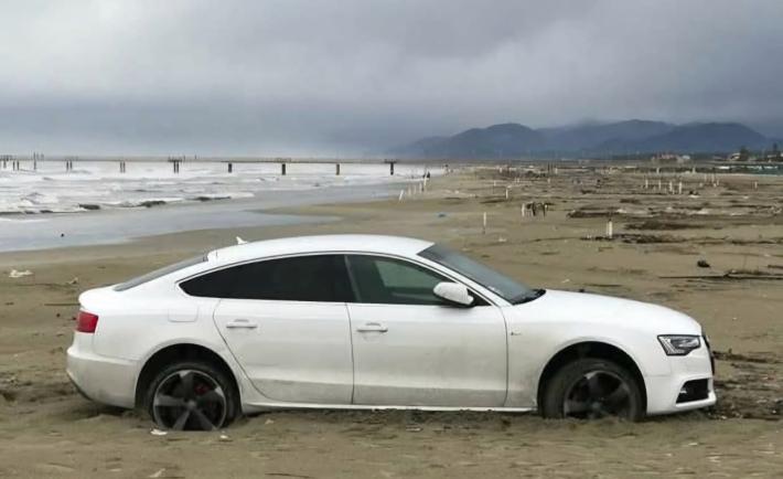 Dopo il Forte "rispondono" a Marina di Pietrasanta: ecco un'altra auto spiaggiata
