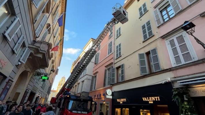 Via Farini: cadono calcinacci, intervengono i vigili del fuoco 