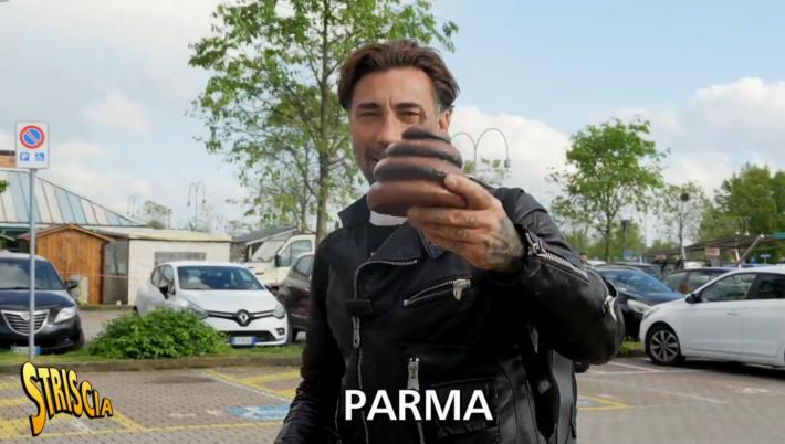 Brumotti (e Striscia la Notizia) a Parma per amme*dare i "furbetti" del posto auto per disabili