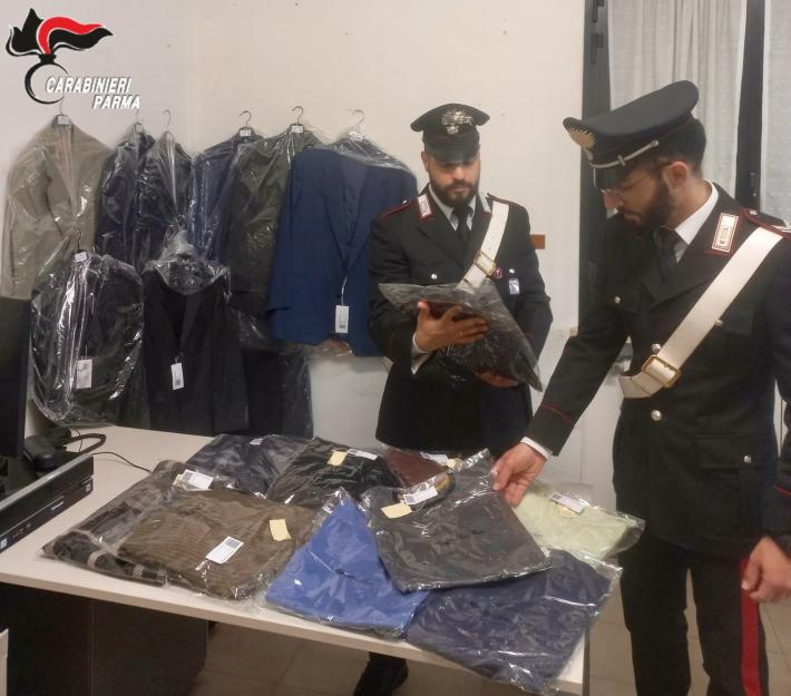 Traversetolo: fermati dai carabinieri per una manovra sospetta, dall&rsquo;auto spunta un bazar di abiti con marchi contraffatti. Denunciati due italiani di 52 e 53 anni