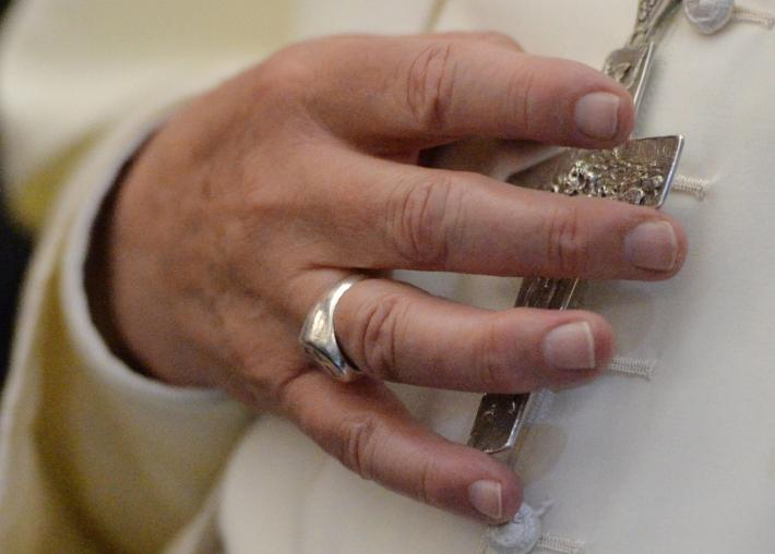 L'anello del Pescatore, fine e inizio del pontificato