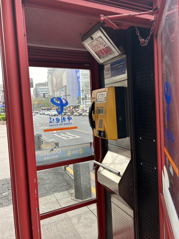 le cabine telefoniche, un tocco vintage in una delle citt&agrave; pi&ugrave; avanzate al mondo