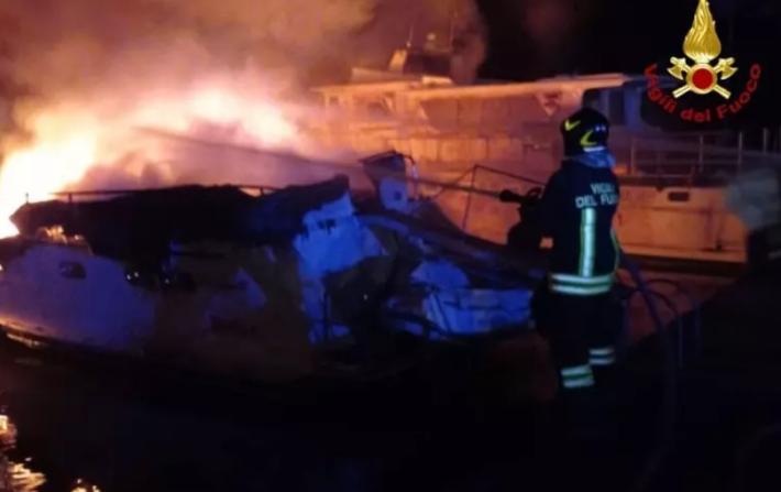 Barca a fuoco, muore una turista, grave il suo compagno 