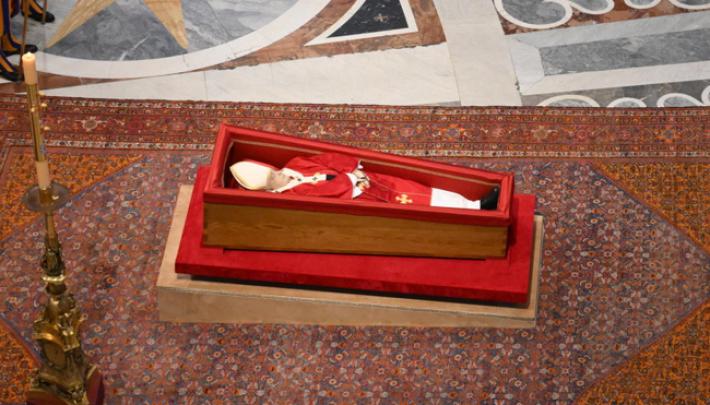 La bara del Papa in basilica a terra, non sul catafalco