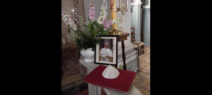 La papalina di Papa Francesco esposta a Vidalenzo