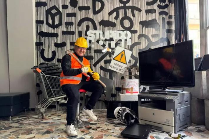 Mazza e casco per spaccare tutto in diretta, lo show in albergo