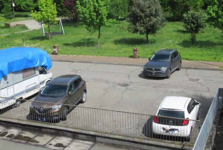 Parcheggio "gimcana" in via Guttuso: colpa del freno a mano dimenticato?