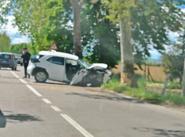 Auto contro un platano a Stradella: due feriti