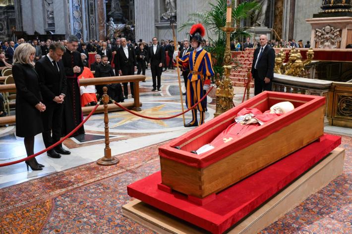 Rito di chiusura della bara di Papa Francesco: in 250mila gli hanno reso omaggio. Per i funerali attese in piazza San Pietro 200 mila persone