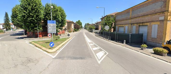Auto centrata da un palo della segnaletica mentre percorre via Mantova: paura, ma nessun ferito