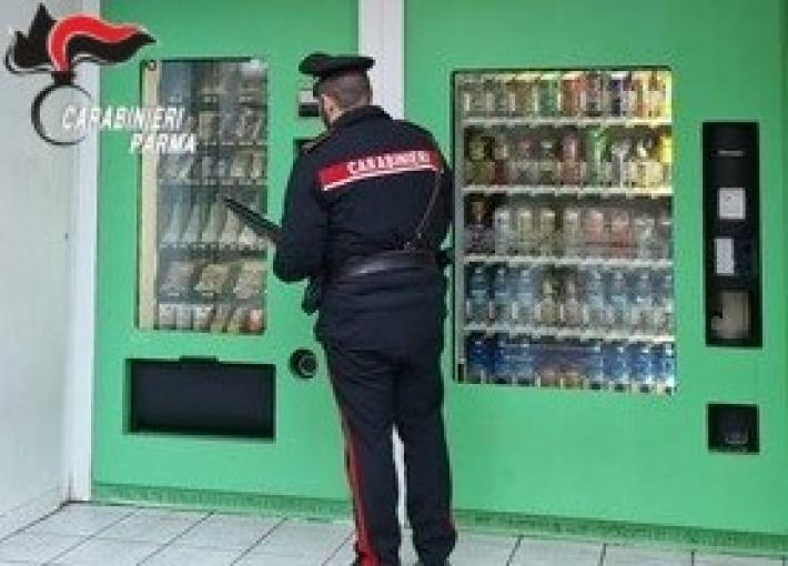 Parma: con una carta di credito appena rubata fa shopping al distributore automatico. Denunciato 21enne straniero