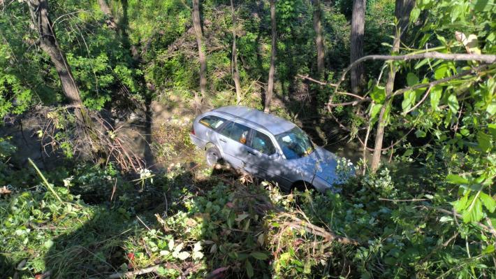 Esce di strada e dopo un volo di 4 metri finisce in un canale: ragazza illesa