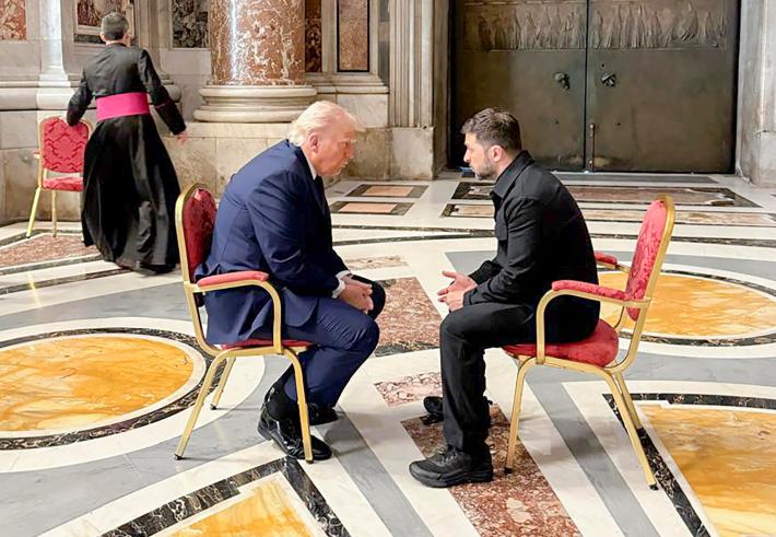L'incontro (e la foto storica) Trump-Zelensky seduti tra le navate