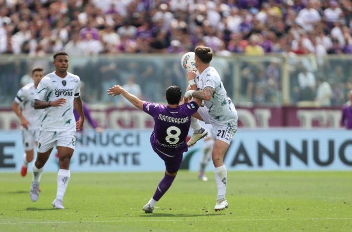 Empoli ko nel derby (2-1 Fiorentina). Inter in crisi, sconfitto dalla Roma 1-0. Il Milan batte il Venezia. Un gol di Strefezza regala la salvezza al Como (1-0 al Genoa) - Risultati e classifica