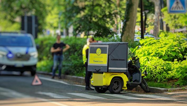 Incidente mezzo ecologico delle Poste Italiane in viale dei Mille