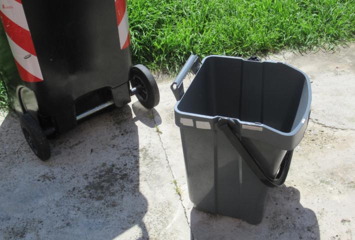 &laquo;A rischio i coperchi dei bidoncini del rifiuto residuo, durante lo svuotamento notturno?&raquo;