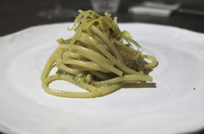 Spaghettoni con colatura di alici, limoni pistacchi
