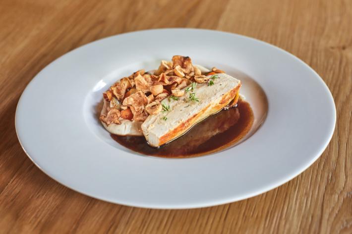 Petto di faraona al timo, saba e topinambur