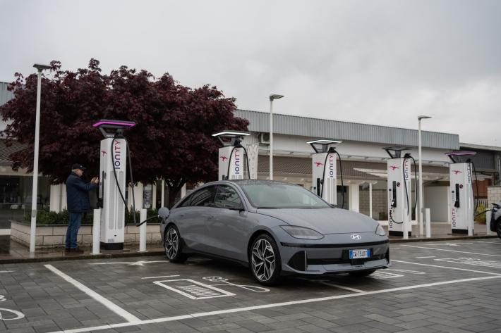 Hyundai, tutto in 15'. Al volante delle elettriche coreane al top della gamma