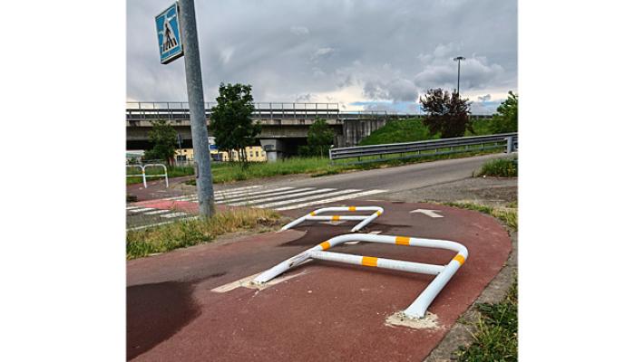 Dissuasori abbattuti, un lettore si chiede "Perch&eacute;?"