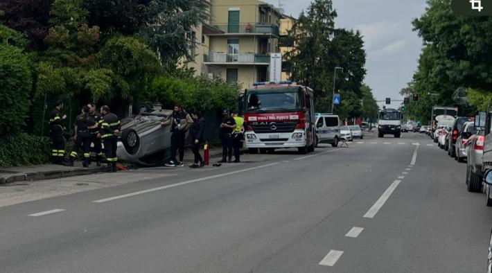 Un' auto si ribalta a Corcagnano: due persone illese