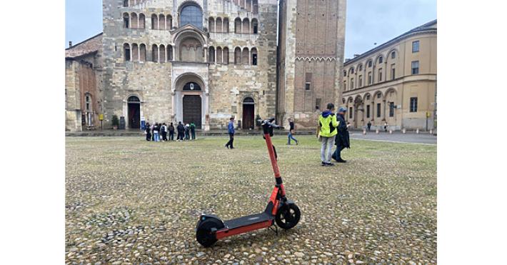 Questo monopattino &egrave; parcheggiato in mezzo a piazza duomo esattamente da 48 ore senza nessuno che lo rimuova 