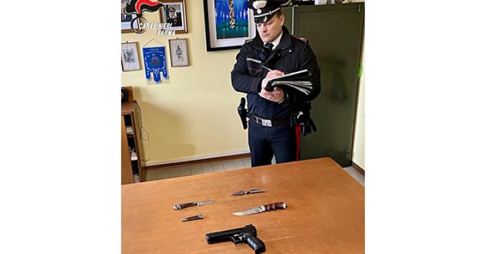 Di notte a bordo di un furgone rubato con coltelli, una pistola giocattolo modificata e senza patente: denunciato un 60enne