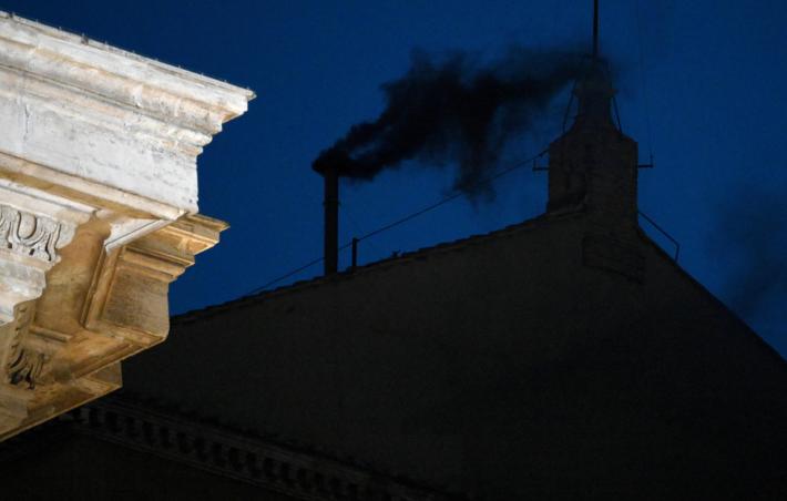 La prima fumata &egrave; nera. I 45mila fedeli iniziano a lasciare piazza San Pietro - I perch&eacute; del ritardo