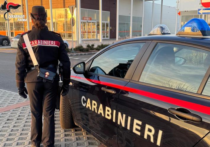 Passa la cassa del supermercato senza pagare, aggredisce il personale e se ne va: denunciato 70enne