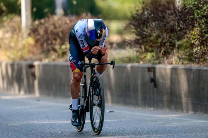 Giro d'Italia: Tarling vince la prima crono, Roglic in maglia rosa 