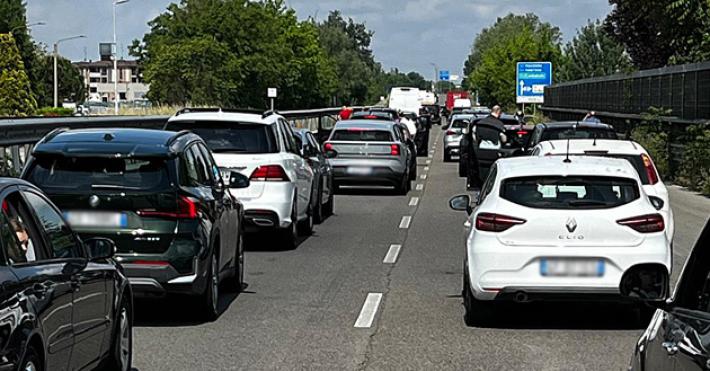 Coda in tangenziale all'altezza di via Venezia per i rilevamente della polizia locale per un sinistro