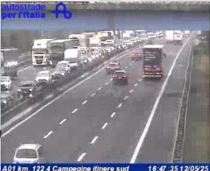 Furgone ribaltato all'altezza di Cortile San Martino: un ferito in A1. Code verso Milano fra Campegine e Parma 