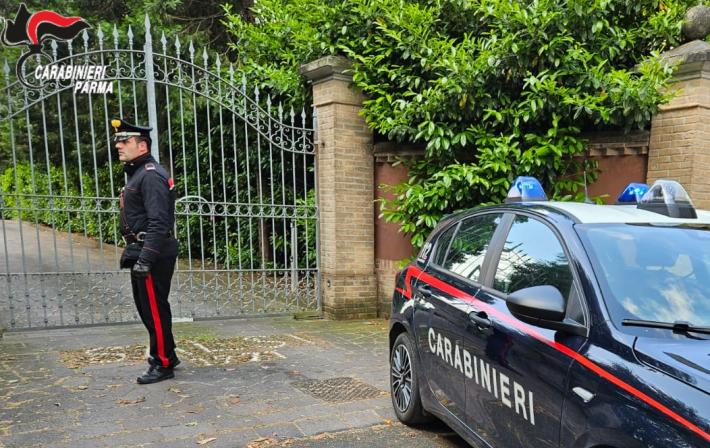 Montechiarugolo: grazie alle telecamere, scopre il furto in atto e torna a casa con un amico, bloccando il ladro. 33enne arrestato dai carabinieri per rapina