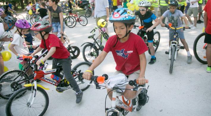 Con una bici (anche rotta) puoi far felice un bambino