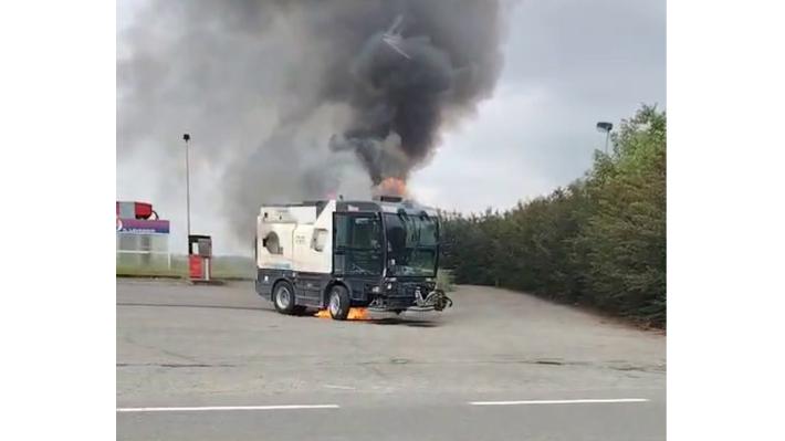 Va a fuoco una cucina in un appartamento a Fidenza, in mattinata a Baganzola una spazzatrice in fiamme : vigili del fuoco al lavoro - Video