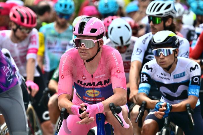 Giro d'Italia: Pedersen vince la quinta tappa in maglia rosa 