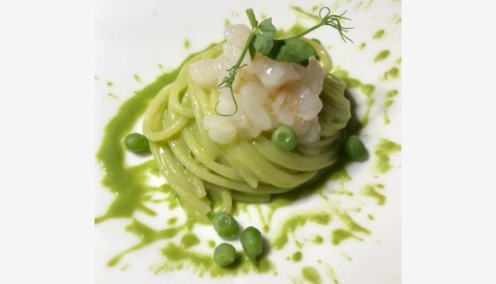 Spaghettoni crema di piselli al basilico,  crudo di scampi