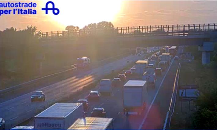 Maxi tamponamento in A1, quattro macchine della polizia coinvolte: un ferito grave al Maggiore