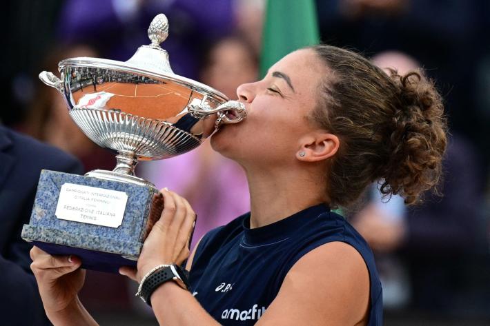 Spettacolare Jasmine: la Paolini spazza la Gauff 6-4, 6-2 e vince gli Internazionali d'Italia davanti al presidente Mattarella: "Grazie presidente. Ci vediamo domani per il doppio"