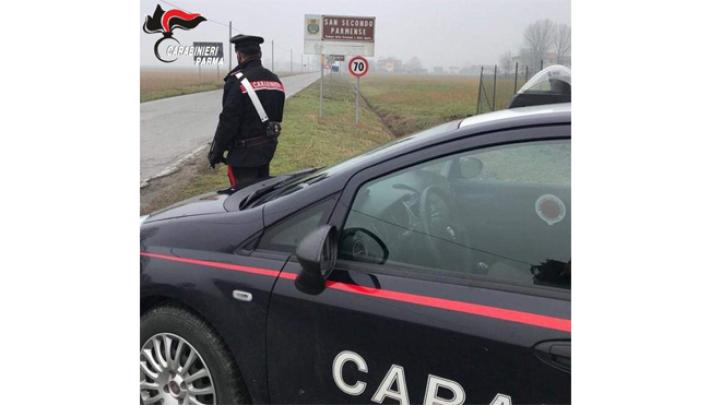 In auto vedono i carabinieri e invertono la marcia per sottrarsi al controllo. Subito fermati, all&rsquo;interno dell&rsquo;auto spunta della droga nascosta.  Arrestato 21enne italiano 