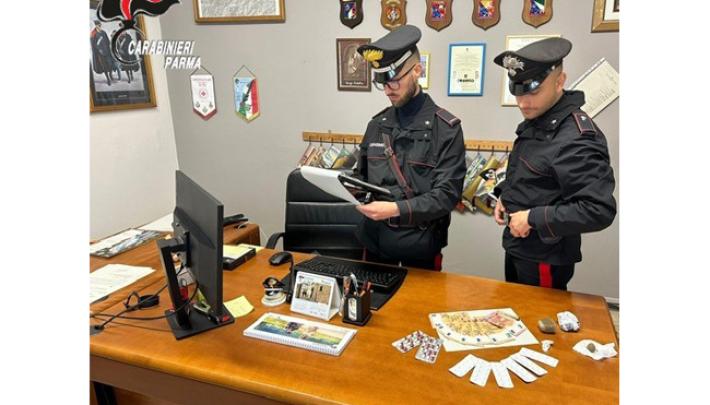 Bedonia: sorpreso in paese con un borsone dove all&rsquo;interno nascondeva hashish e psicofarmaci.  Arrestato 23enne straniero 