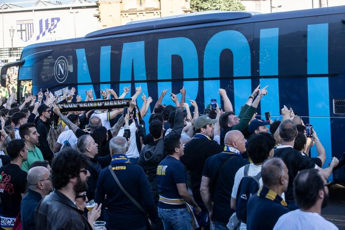 Parma-Napoli, 300 tifosi partenopei senza biglietto respinti. Daspo in arrivo per i fumogeni accesi. Il ringraziamento del questore